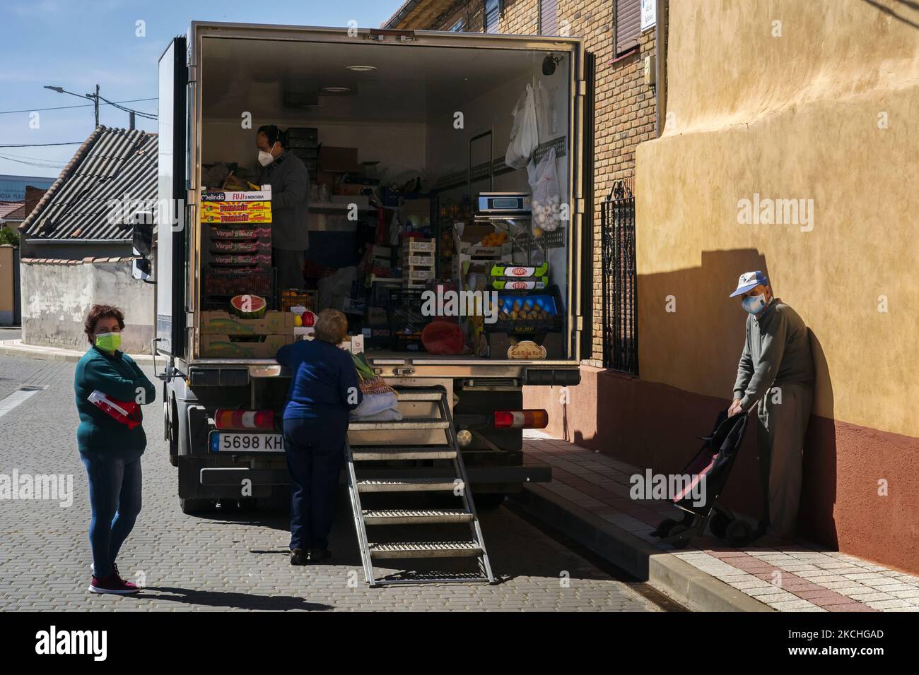 A truck approaches Cervatos de la Cueza in Palencia to sell fresh fruit to the residents of this town, famous for being a regular passage for pilgrims on the Way of Santiago. CERVATOS DE LA CUEZA -PALENCIA-SPAIN 07-19-2021 (Photo by Joaquin Gomez Sastre/NurPhoto) Stock Photo