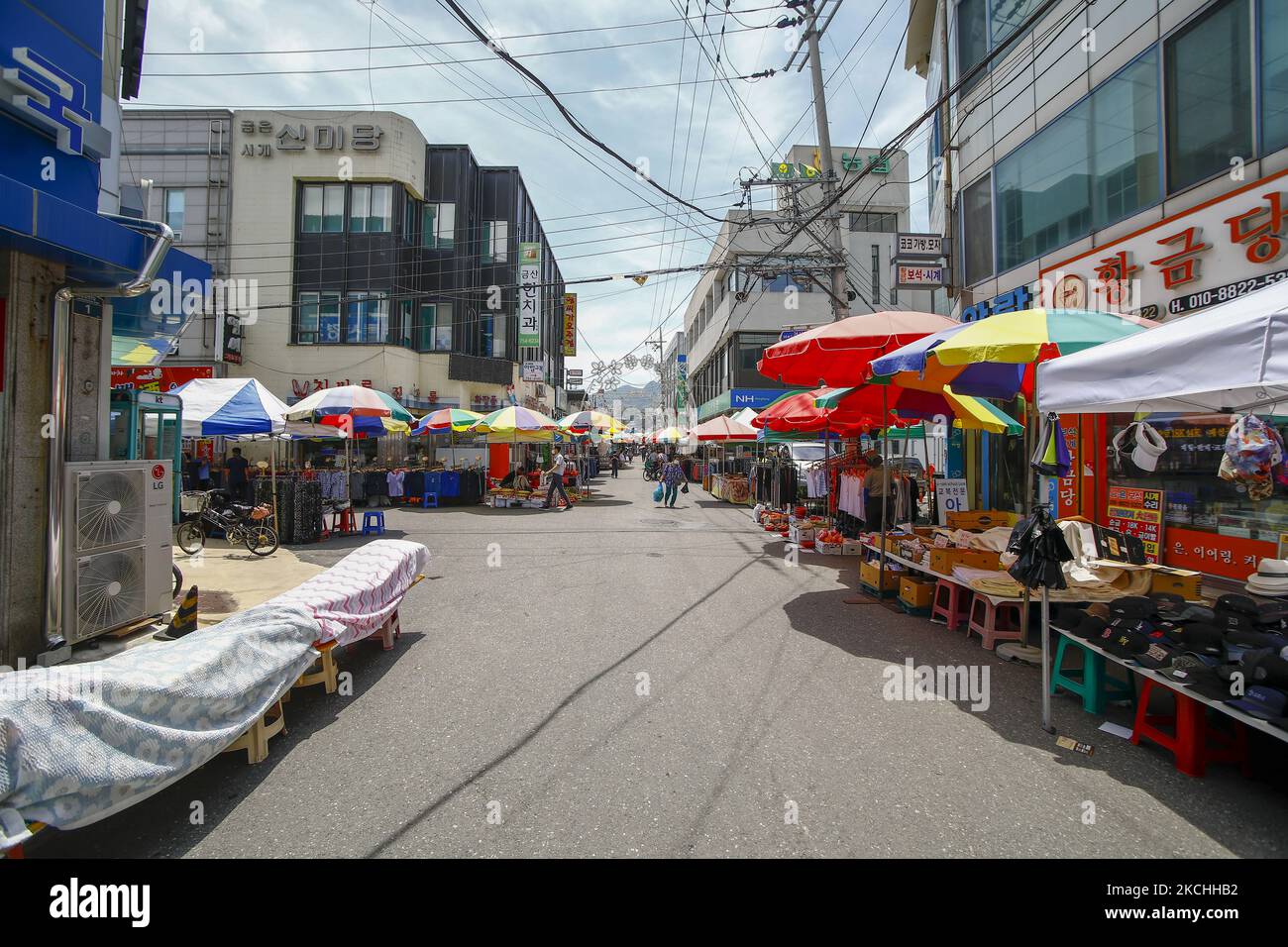 A View of empty marketplace street at Geumbit market in Geumsan Gun, South Korea on July 22, 2021. South Korea's daily new coronavirus cases hit a fresh high of over 1,800 on Thursday with mass infections from a virus-hit naval unit, while authorities are increasingly inclined to extend the toughest virus restrictions in the wider Seoul area amid no signs of a letup. (Photo by Seung-il Ryu/NurPhoto) Stock Photo
