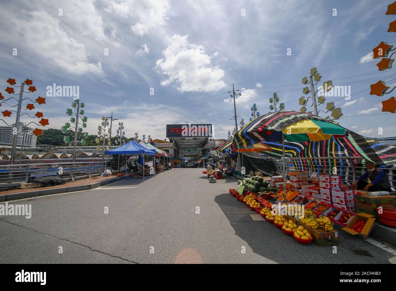 A View of empty marketplace street at Geumbit market in Geumsan Gun, South Korea on July 22, 2021. South Korea's daily new coronavirus cases hit a fresh high of over 1,800 on Thursday with mass infections from a virus-hit naval unit, while authorities are increasingly inclined to extend the toughest virus restrictions in the wider Seoul area amid no signs of a letup. (Photo by Seung-il Ryu/NurPhoto) Stock Photo