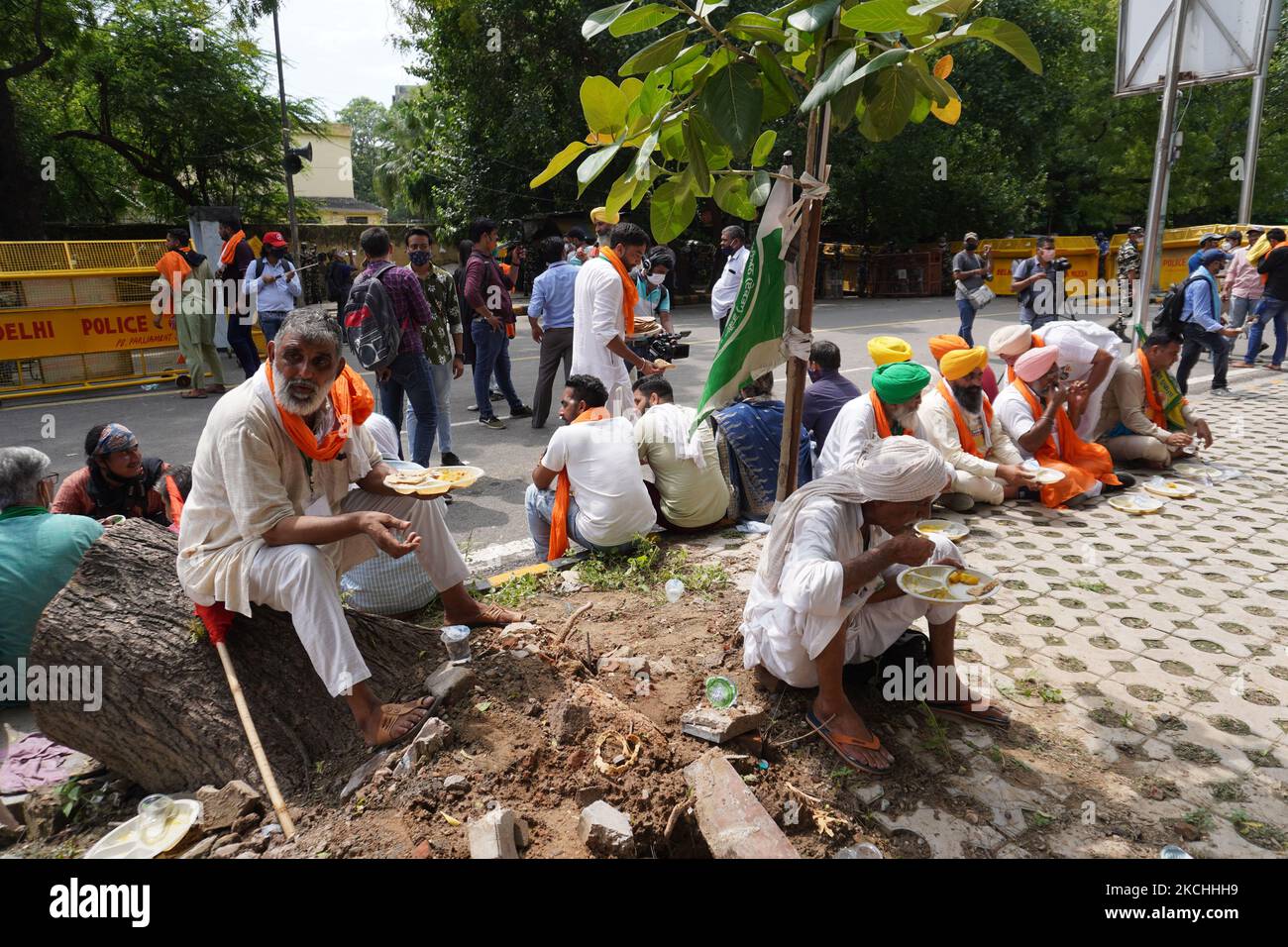 Indian farmers have lunch during a mock parliament as they protest against three agricultural reforms, in New Delhi, India on July 22, 2021. A group of 200 farmers began a protest near India's Parliament to protest against the three contentious farm laws as the Monsoon session of Parliament was underway. (Photo by Mayank Makhija/NurPhoto) Stock Photo