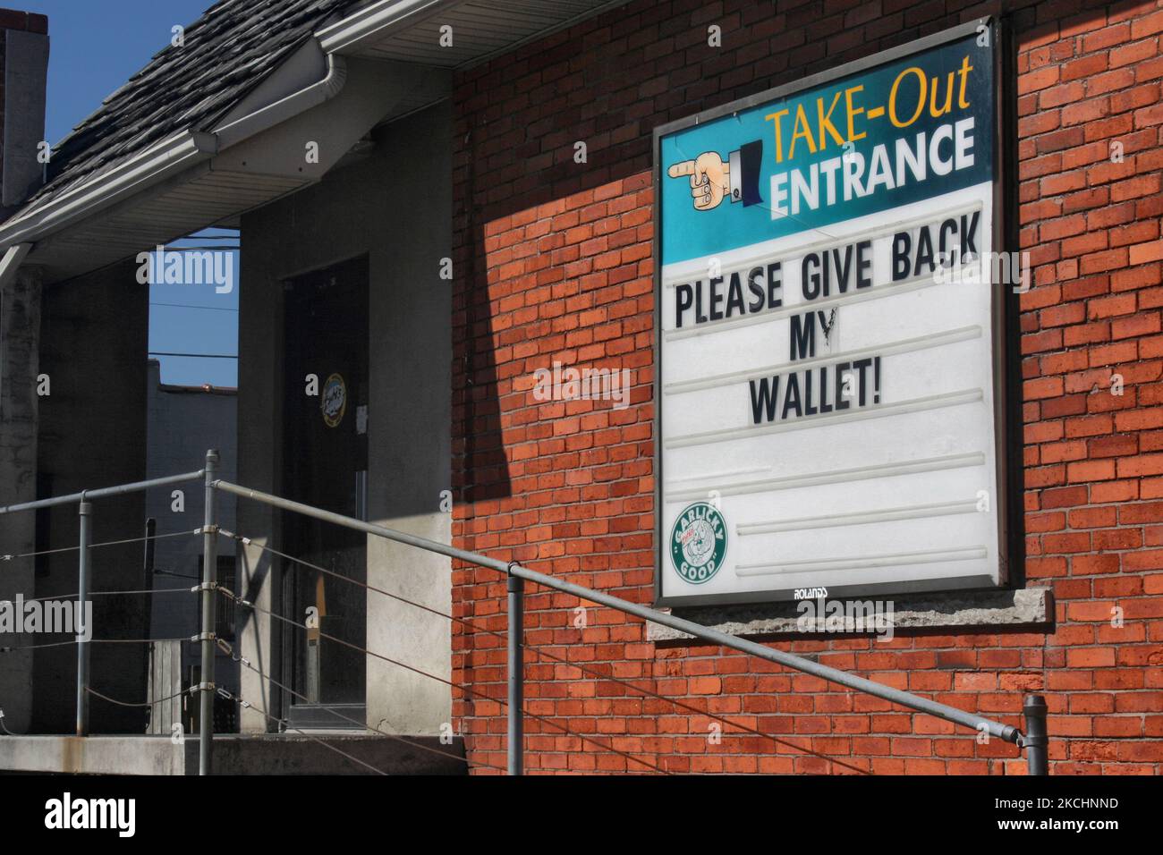 Sign on the side of a building pleading with a thief to return a stolen wallet in downtown, Windsor, Ontario, Canada. Due to mass unemployment and poverty caused by the disappearance of the automotive manufacturing sector much of the city of Windsor has become run-down, mirroring its neighbor the American city of Detroit across the border. (Photo by Creative Touch Imaging Ltd./NurPhoto) Stock Photo