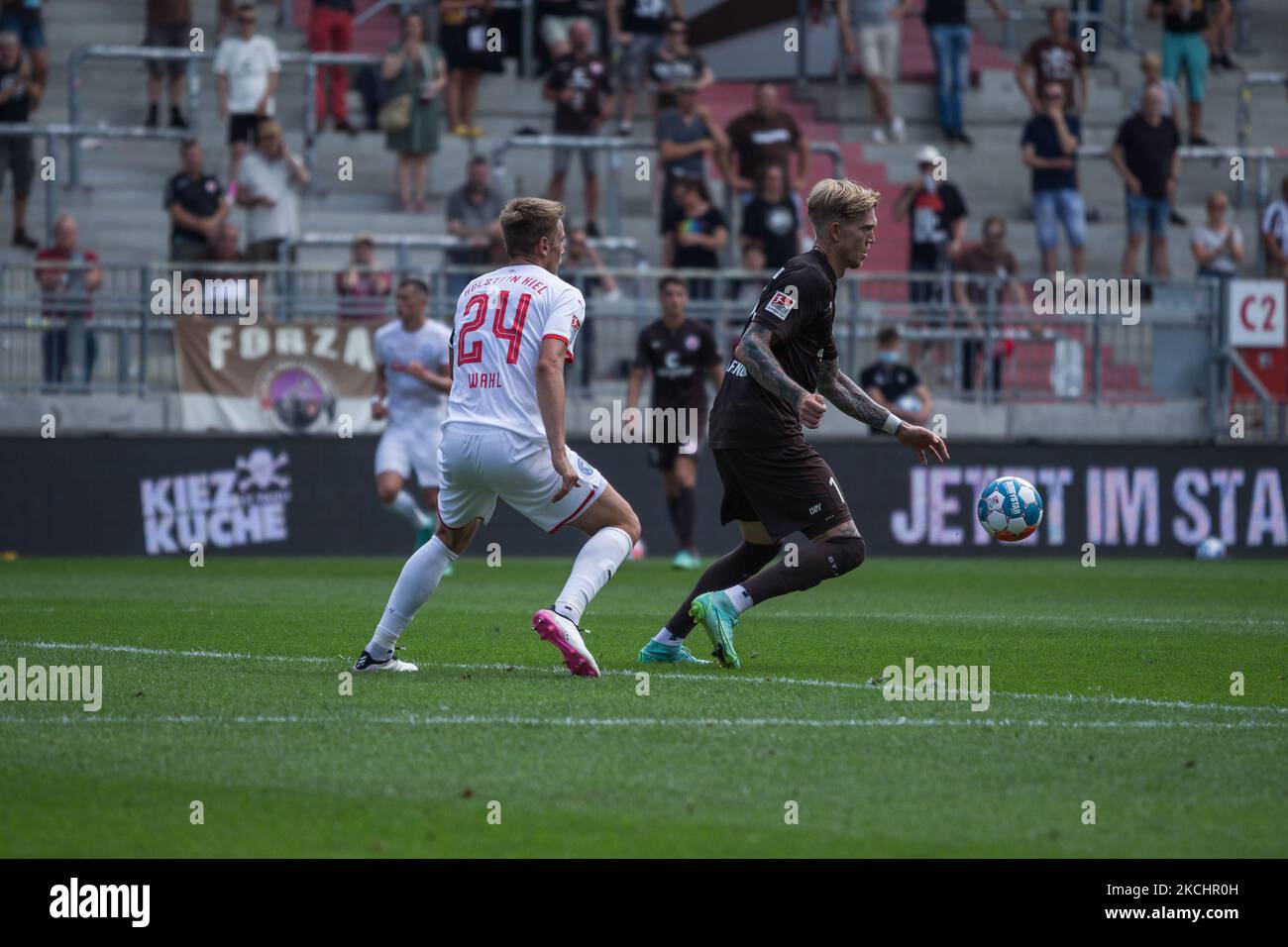 Simon Makienok (right) of FC St. Pauli and Hauke Wahl (left) of Holstein Kiel battle for the ball during the Second Bundesliga match between FC St. Pauli and Holstein Kiel at Millerntor-Stadium on July 25, 2021 in Hamburg, Germany. (Photo by Peter Niedung/NurPhoto) Stock Photo