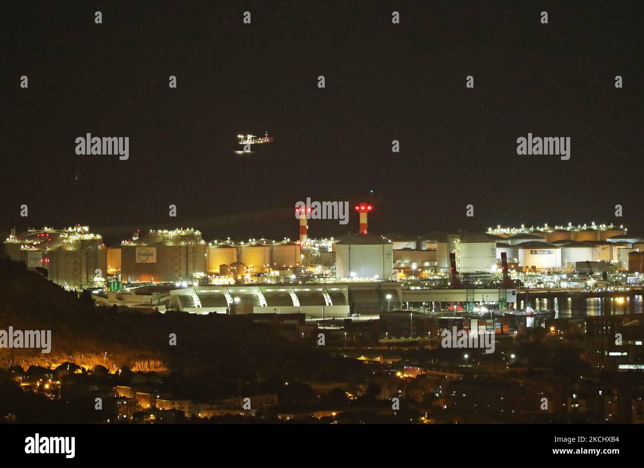 The port of Barcelona registers a historical record of commercial ship traffic, with 1.8 million containers, 31% more than in 2020, badly hit by the Coronavirus pandemic. The record is also 4.2% higher than the same period in 2019. In the photo, the freight area of the port at night, in Barcelona on 28th July 2021. -- (Photo by Urbanandsport/NurPhoto) Stock Photo