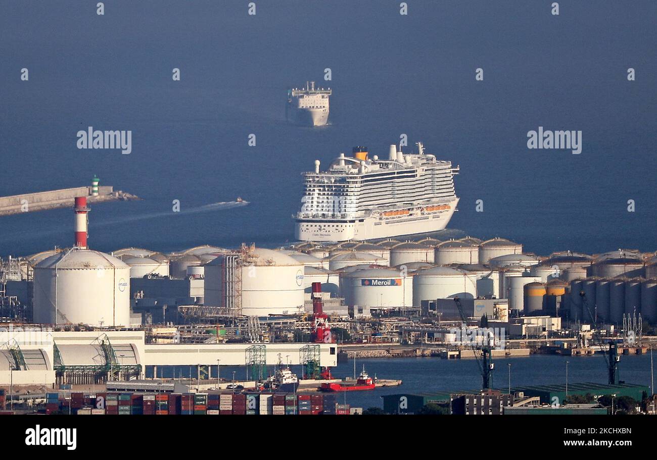 Drop front boat hi-res stock photography and images - Alamy