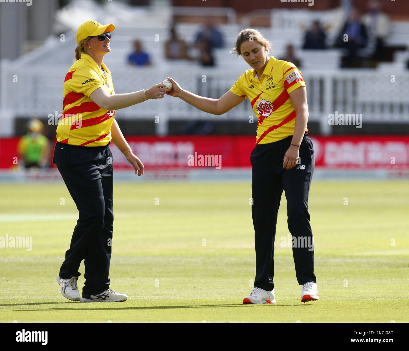 L-R Sammy-Jo Johnson of Trent Rockets Women and Natalie (Nat) Sciver of ...
