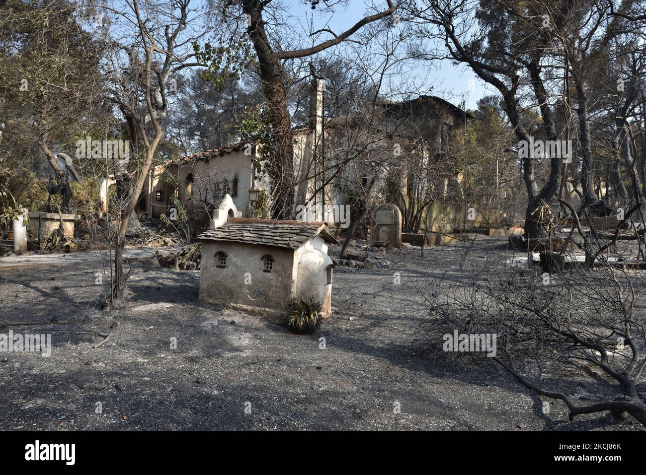 A house is destroyed by the wildfire in the northern suburb of Athens ...