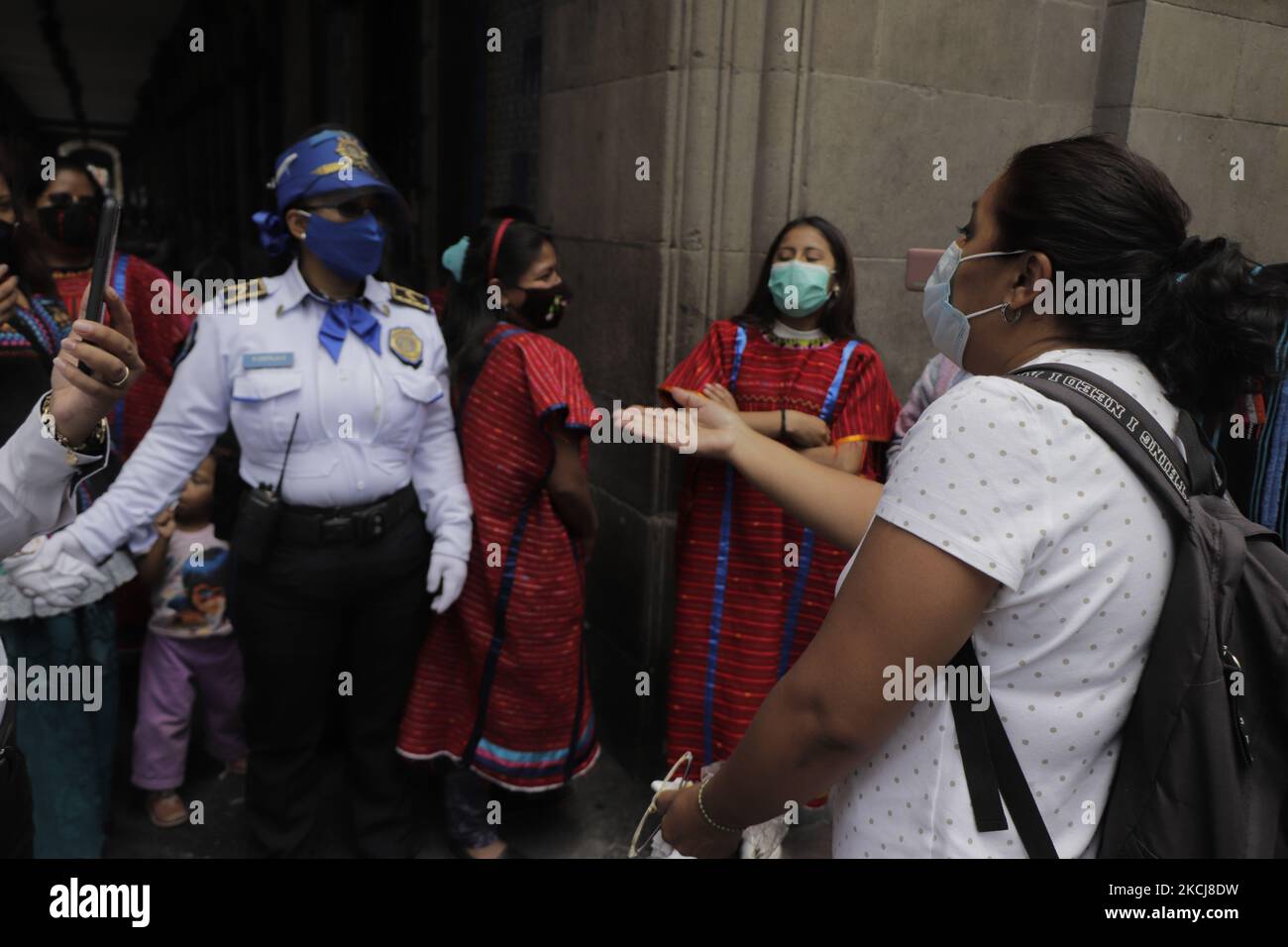 A group of indigenous Triqui women blocked some of the entrances to the Zócalo in Mexico City after they were pushed back by the police for selling handicrafts on public streets during the COVID-19 health emergency and the orange epidemiological traffic light in the capital. (Photo by Gerardo Vieyra/NurPhoto) Stock Photo
