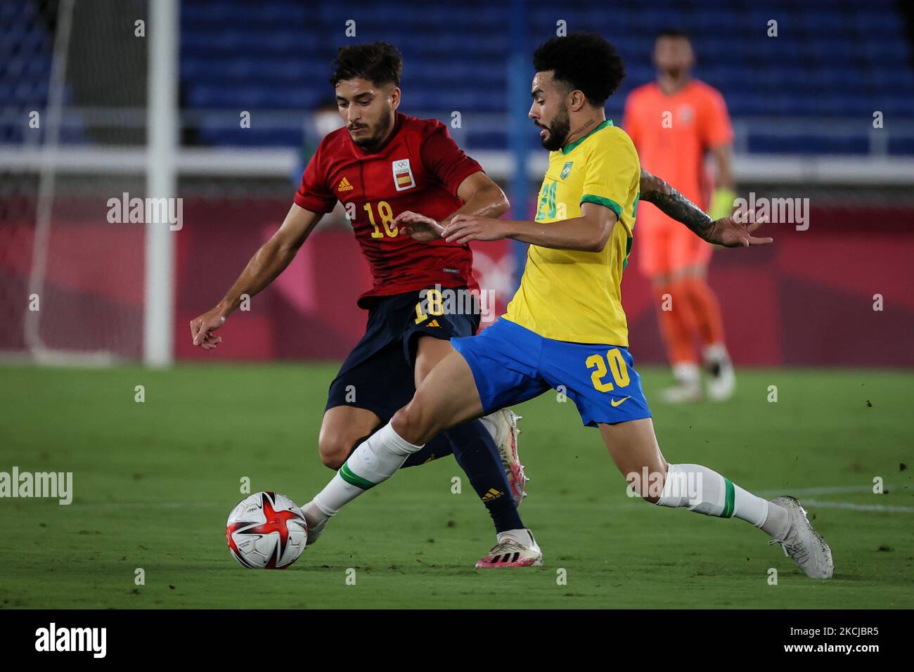 (20) CLAUDINHO of Team Brazil competes for the ball with (18) Oscar GIL of Team Spain during The match between Brazil and Spain on day Fifteenth of the Tokyo 2020 Olympic Games at International Stadium Yokohama on August 07, 2021 in Yokohama, Kanagawa, Japan (Photo by Ayman Aref/NurPhoto) Stock Photo