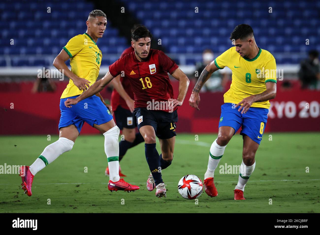 (8) Bruno GUIMARAES of Team Brazil competes for the ball with (18) Oscar GIL of Team Spain during The match between Brazil and Spain on day Fifteenth of the Tokyo 2020 Olympic Games at International Stadium Yokohama on August 07, 2021 in Yokohama, Kanagawa, Japan (Photo by Ayman Aref/NurPhoto) Stock Photo