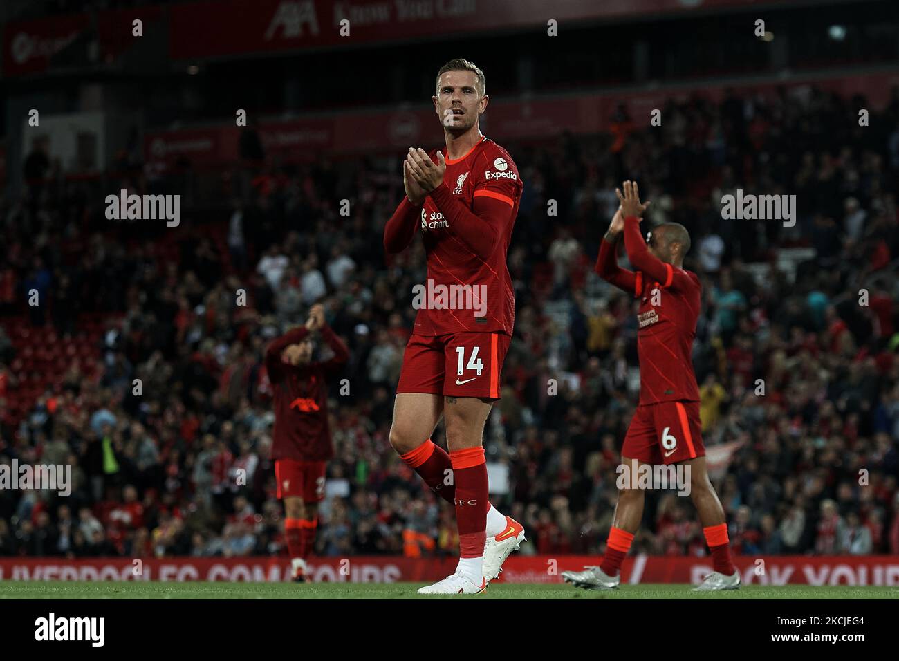 Jordan Henderson applauds the public at the end of the pre-season friendly match between Liverpool FC and CA Osasuna at Anfield on August 9, 2021 in Liverpool, England. (Photo by Jose Breton/Pics Action/NurPhoto) Stock Photo