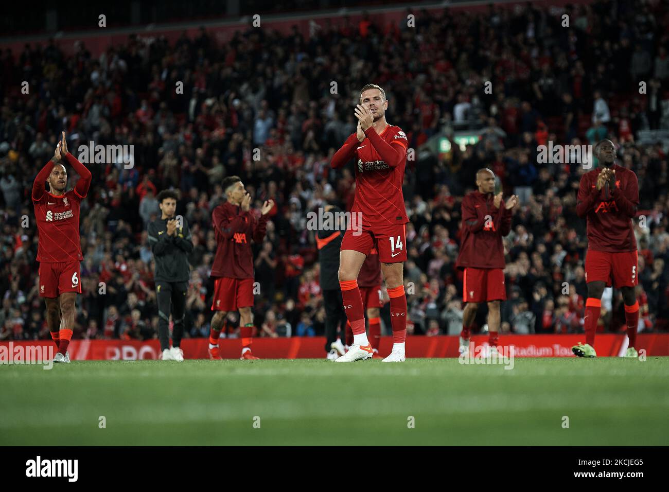 Jordan Henderson applauds the public at the end of the pre-season friendly match between Liverpool FC and CA Osasuna at Anfield on August 9, 2021 in Liverpool, England. (Photo by Jose Breton/Pics Action/NurPhoto) Stock Photo