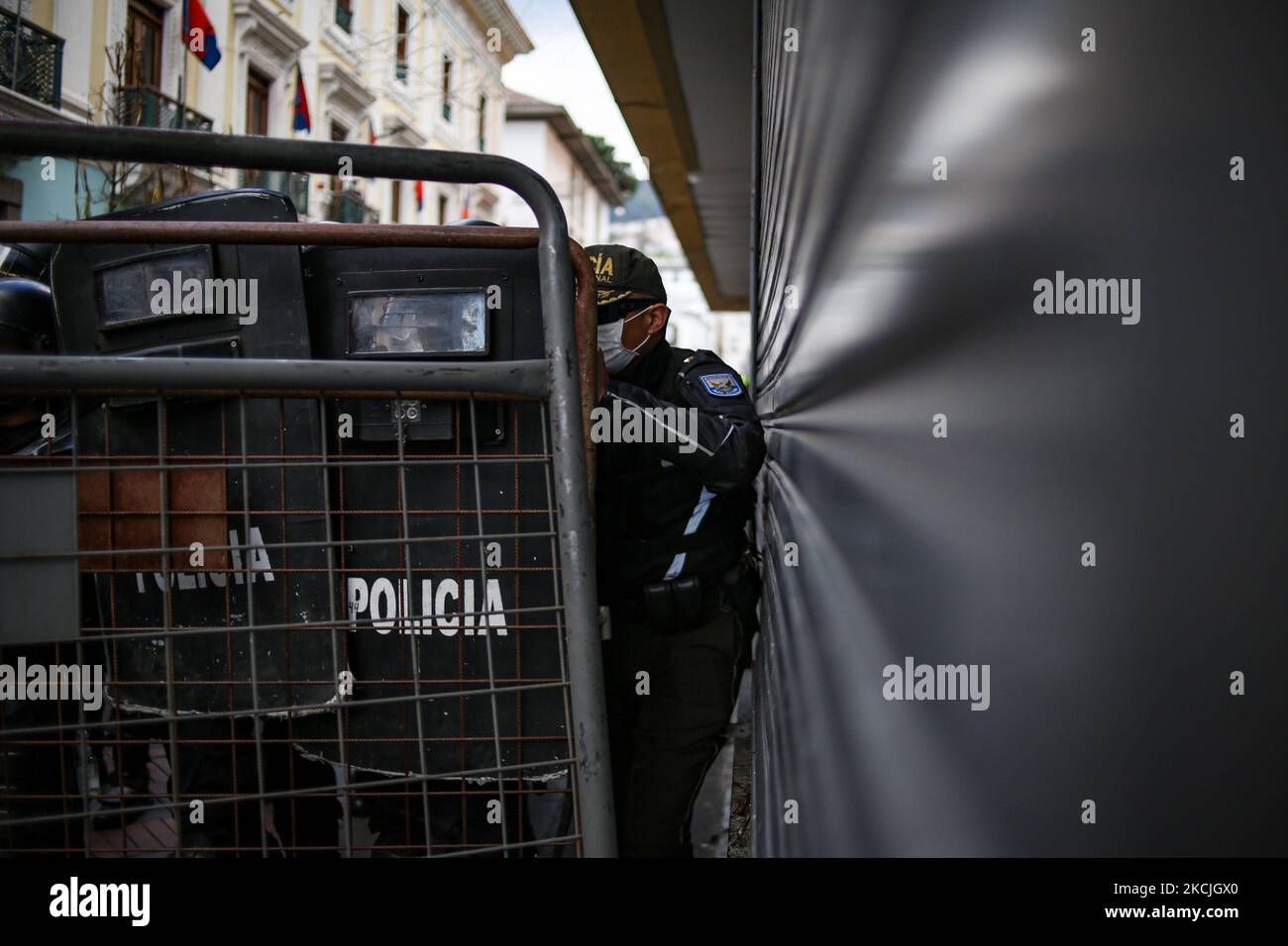 Police secure the fences with wire to prevent the entry of protesters during a protest against President Guillermo Lasso's administration on August 11, 2021 in Quito, Ecuador. After three months of assuming the presidency, Lasso faces the first social and union uprising, which protested against the neoliberal measures adopted by the principal. (Photo by Rafael Rodriguez/NurPhoto) Stock Photo