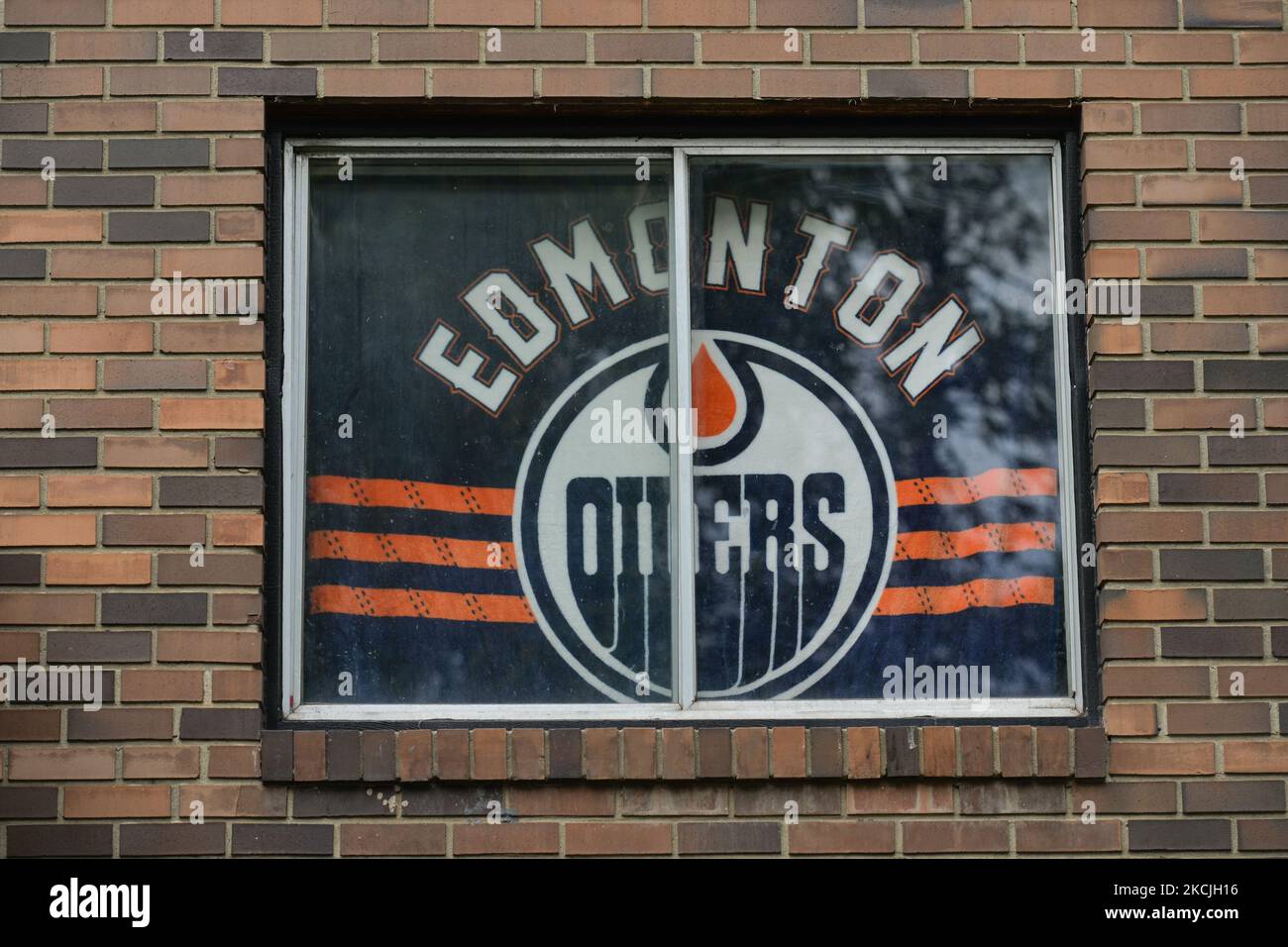 The Edmonton Oilers flag is seen in an apartment window in downtown Edmonton. On Wednesday, 11 August 2021, in Edmonton, Alberta, Canada. (Photo by Artur Widak/NurPhoto) Stock Photo