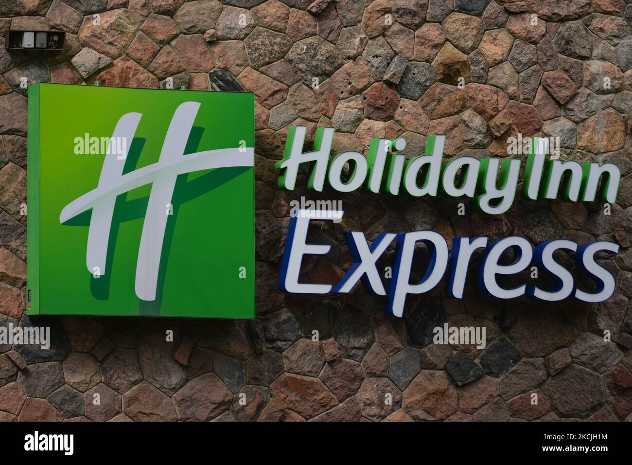 Logo of Holiday Inn Express, a midpriced hotel chain within the InterContinental Hotels Group