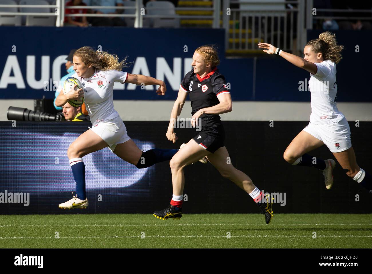 England's Abby Dow runs in to score her second try during the Women's Rugby World Cup semi-final match at Eden Park, Auckland. Picture date: Saturday November 5, 2022. Stock Photo