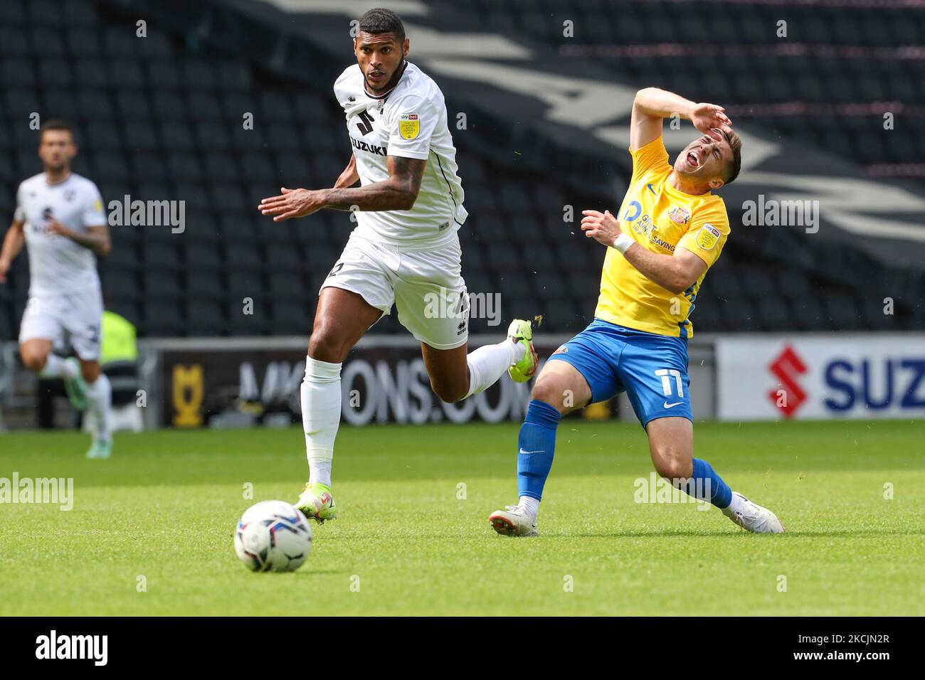 Sunderland's Lynden Gooch is challenged by Milton Keynes Dons Zak Jules during the first half of the Sky Bet League 1 match between MK Dons and Sunderland at Stadium MK, Milton Keynes on Saturday 14th August 2021. (Photo by John Cripps/MI News/NurPhoto) Stock Photo