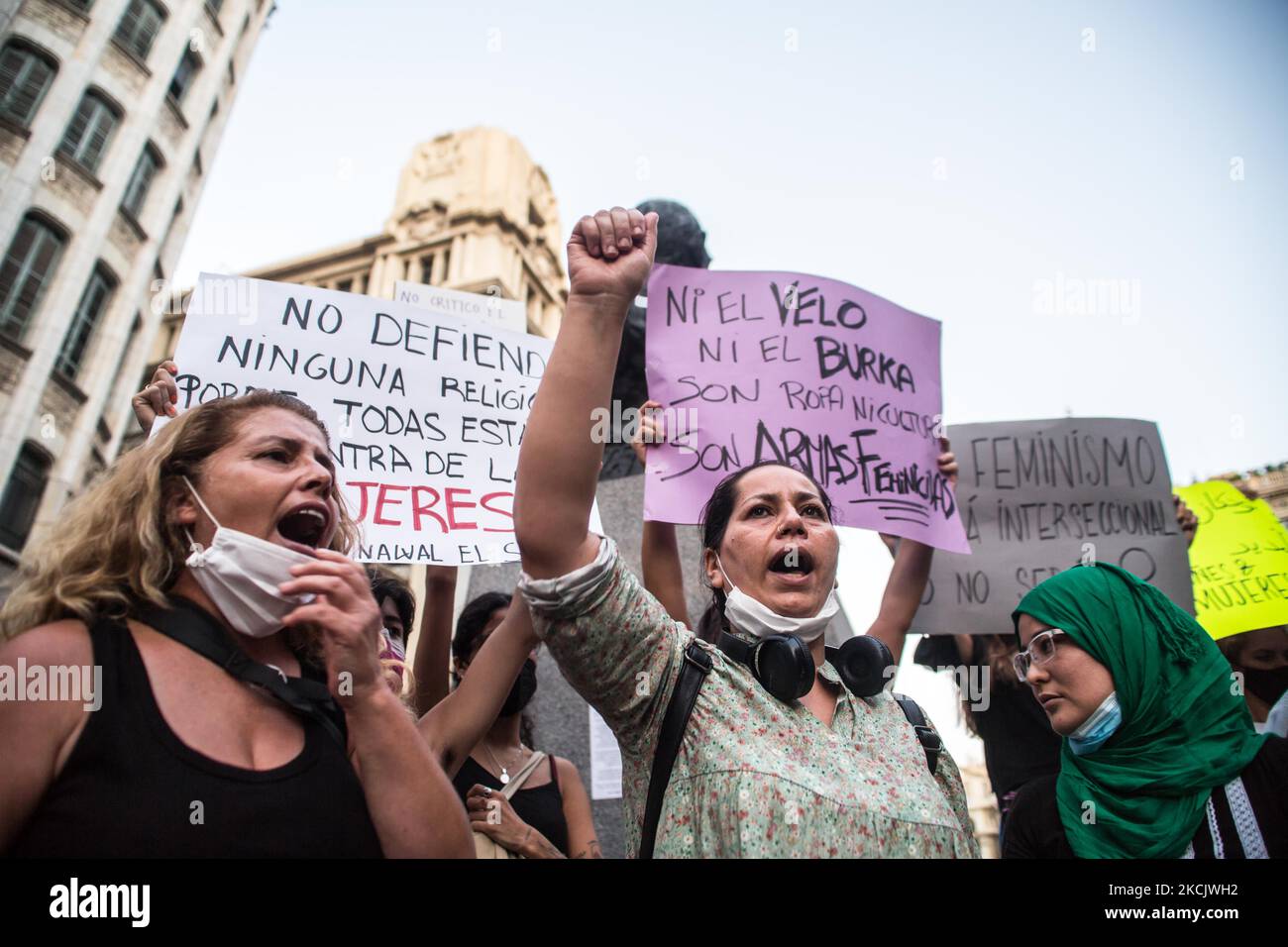 Protesters are seen during demonstration. Around a hundred women have participated in a feminist demonstration in front of the United Nations headquarters in Barcelona, Spain, on August 17, 2021 to demand an urgent international response to protect Afghan women and girls. (Photo by DAX Images/NurPhoto) Stock Photo