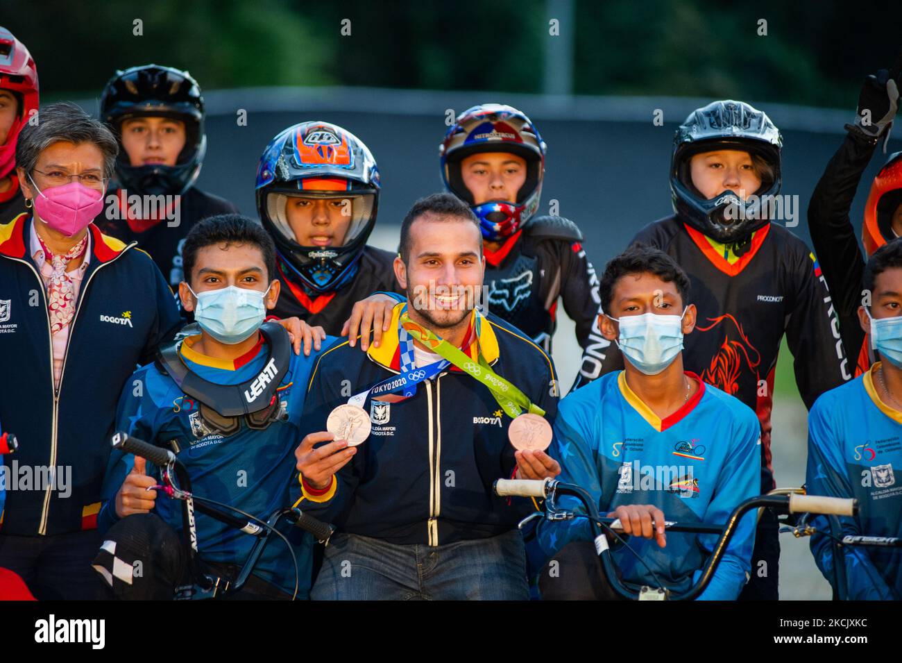 Carlos Ramirez poses with Bogota's BMX team for a photo during the name inauguration of the Carlos Ramirez BMX track named after Carlos Ramirez bronze Olympic Medal winner during the Tokyo 2020+1 Olympics, in Bogota, Colombia, on August 18, 2021. (Photo by Sebastian Barros/NurPhoto) Stock Photo