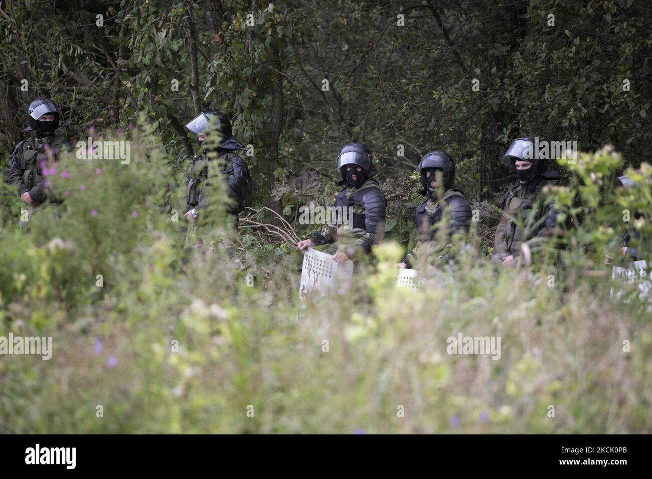 Belarussian police seen in makeshift camp after illegal border crossing in Usnarz Gorny on August 19, 2021. (Photo by Maciej Luczniewski/NurPhoto) Stock Photo