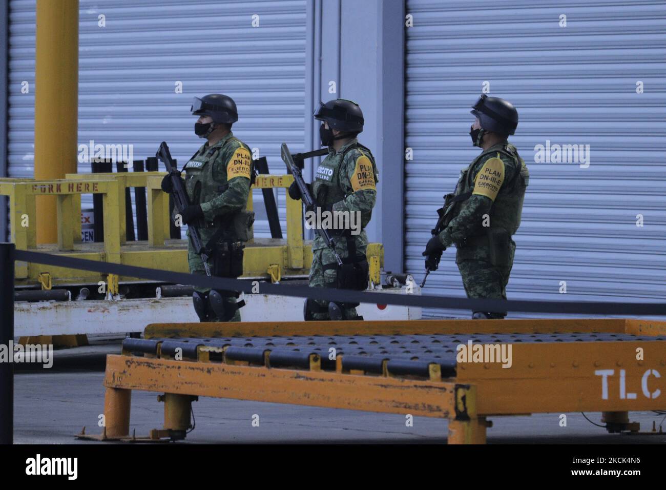 Members of the Mexican Army guard the plane that landed at the Toluca International Airport, State of Mexico, with a shipment of one million 750 thousand Moderna vaccines against COVID-19, coming from Memphis, Tennessee, donated by the United States Government to Mexico to continue with the National Vaccination Plan against the SARS-CoV-2 Virus to reduce contagions, hospitalizations and deaths due to the pandemic. On August 24, 2021 in Mexico City, Mexico. (Photo by Gerardo Vieyra/NurPhoto) Stock Photo