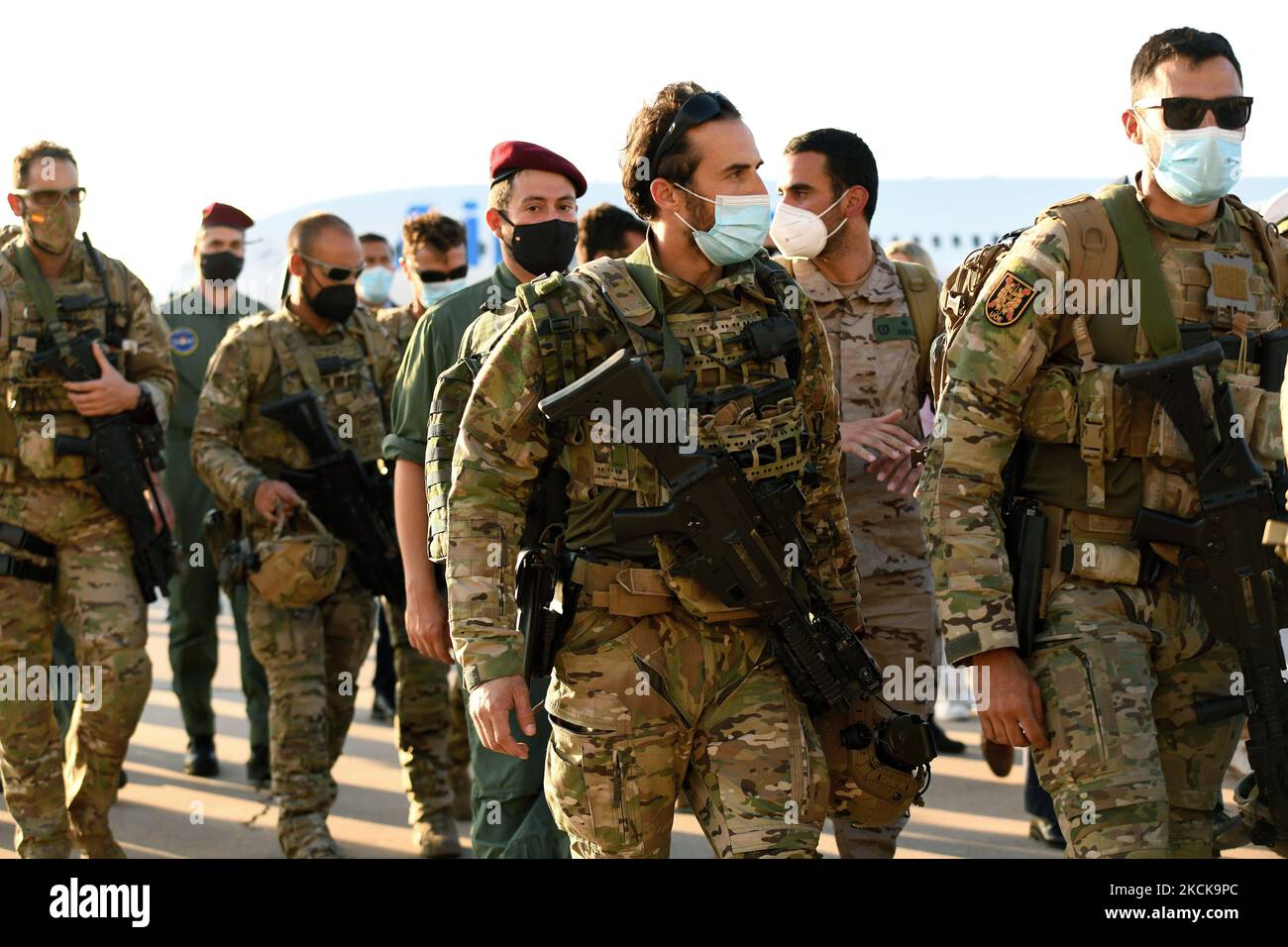 Members of Spanish forces disembark from a plane with evacuees from Afghanistan at Torrejon Military Air Base in Madrid, Spain on 27th August, 2021. Spain has received more than 1,900 people from Afghanistan since the air lifts began. Among the passengers of the last aircraft are 82 Spanish soldiers, four Portuguese soldiers and 85 Afghans. (Photo by Juan Carlos Lucas/NurPhoto) Stock Photo