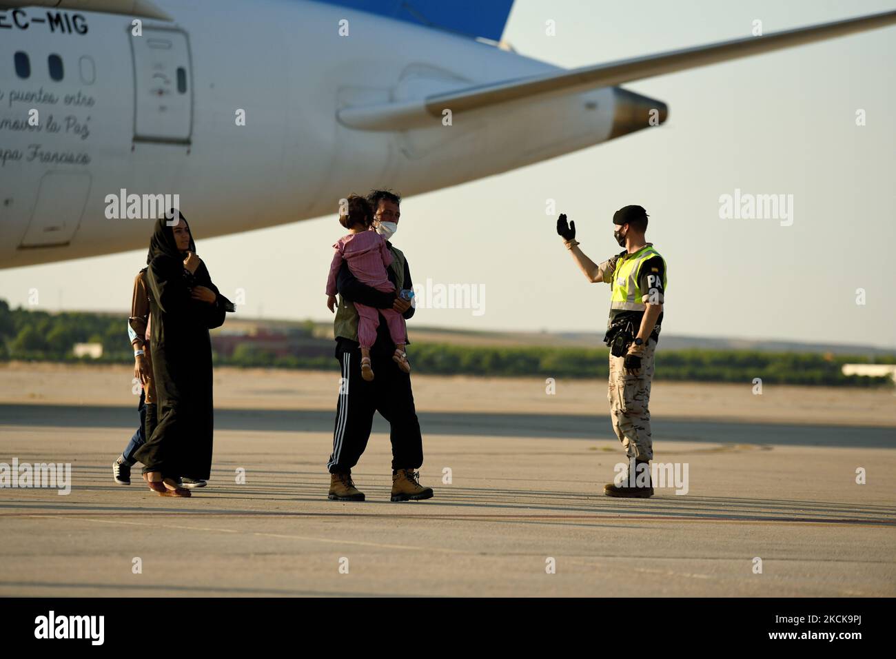 Arrivals from Afghanistan at the Torrejón de Ardoz air base in Madrid, Spain on 27th August, 2021. Spain has received more than 1,900 people from Afghanistan since the air lifts began. Among the passengers of the last aircraft are 82 Spanish soldiers, four Portuguese soldiers and 85 Afghans. (Photo by Juan Carlos Lucas/NurPhoto) Stock Photo