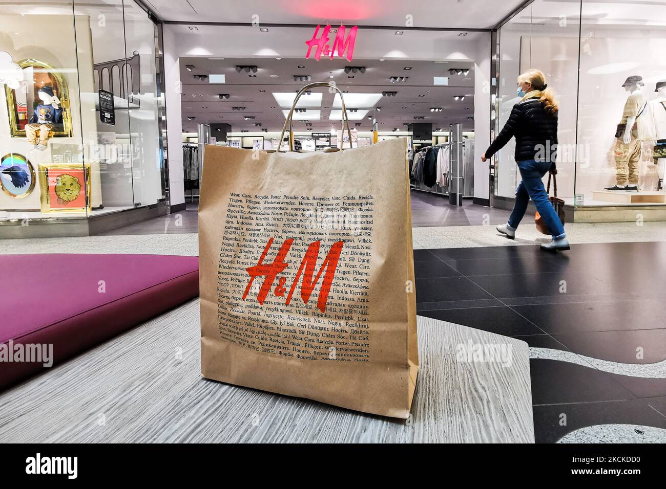 H&m shopping hi-res stock photography and images - Page 16 - Alamy