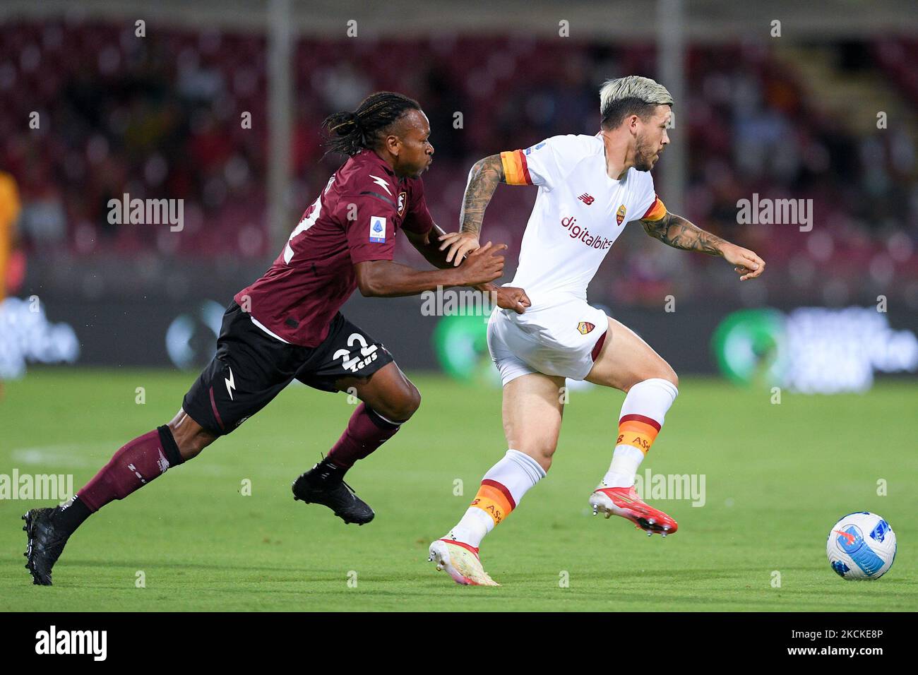 Carles Perez of AS Roma and Joel Obi of US Salernitana 1919 compete for the ball during the Serie A match between US Salernitana 1919 and AS Roma at Stadio Arechi, Salerno, Italy on 29 August 2021. (Photo by Giuseppe Maffia/NurPhoto) Stock Photo