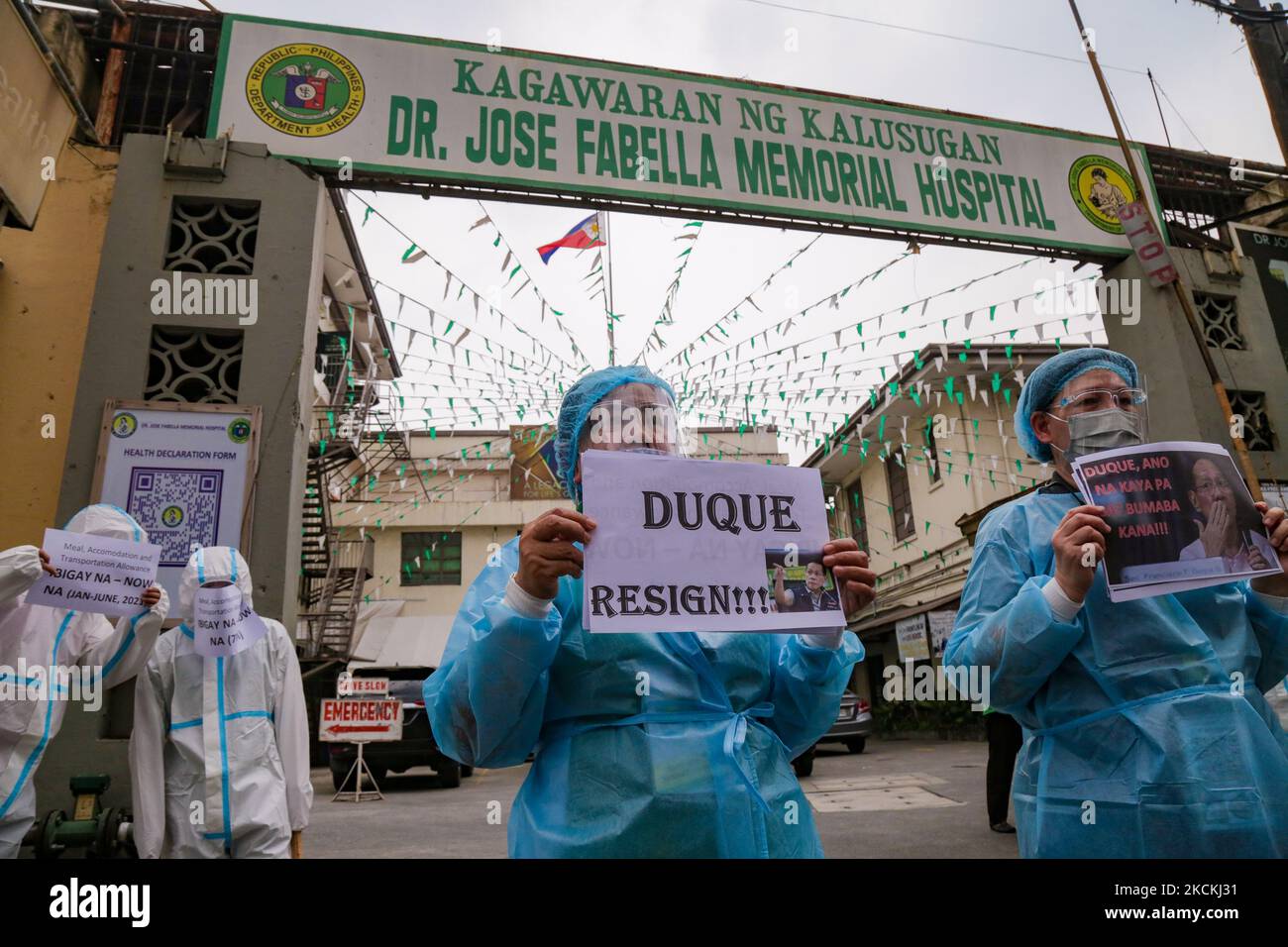 Health workers stage a noise barrage protest outside the Dr. Jose Fabella Memorial Hospital in Manila, Philippines on August 31, 2021. The group slammed the Department of Health and called for the resignation of its Secretary, Dr. Francisco Duque III for their alleged non-release of hospital workers’ benefits and special risk allowance as they continue to battle the COVID19 pandemic. (Photo by George Calvelo/NurPhoto) Stock Photo