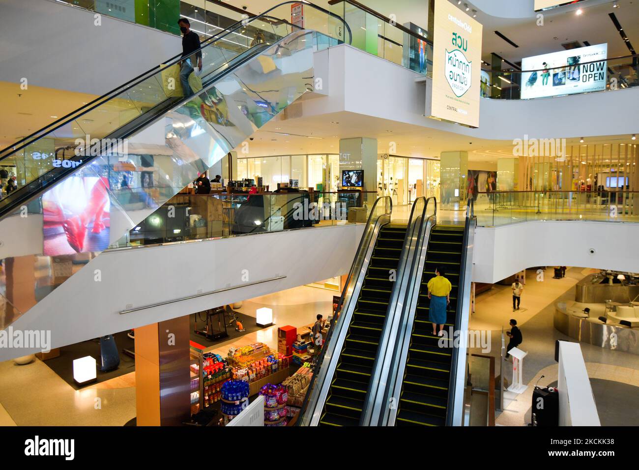 People wearing a face mask ride an escalator at Central World shopping mall in Bangkok on September 1, 2021 in Bangkok, Thailand. Thai government relaxation of some of COVID-19 restrictions. (Photo by Vachira Vachira/NurPhoto) Stock Photo