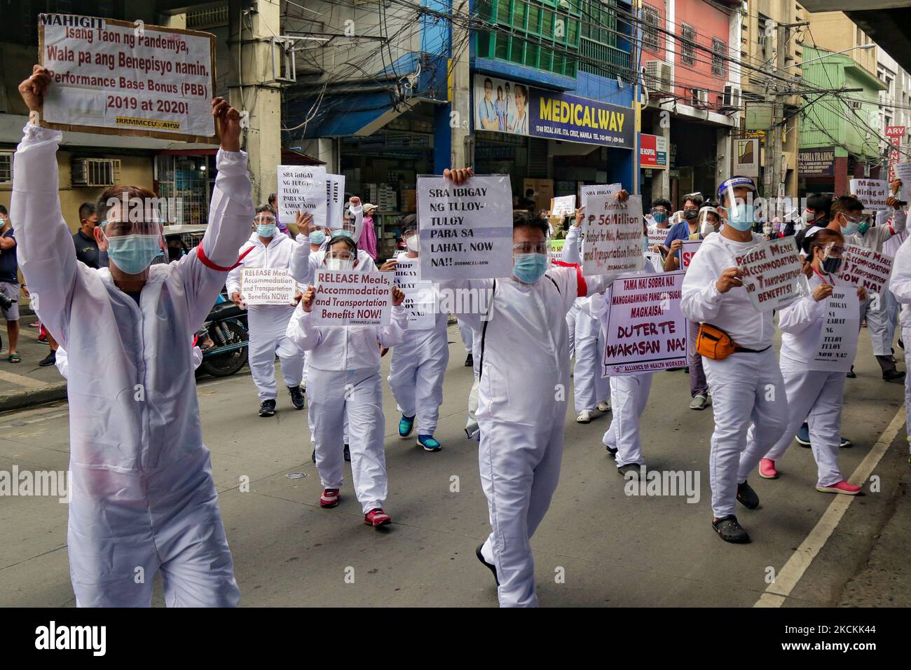 Health workers march towards the Department of Health (DOH) headquarters in Manila, Philippines on September 1, 2021. Several workers from different hospitals trooped to the gates of the facility to condemn health secretary Francisco Duque III and called for his resignation for the department’s alleged misuse of COVID19 funds during the pandemic. (Photo by George Calvelo/NurPhoto) Stock Photo