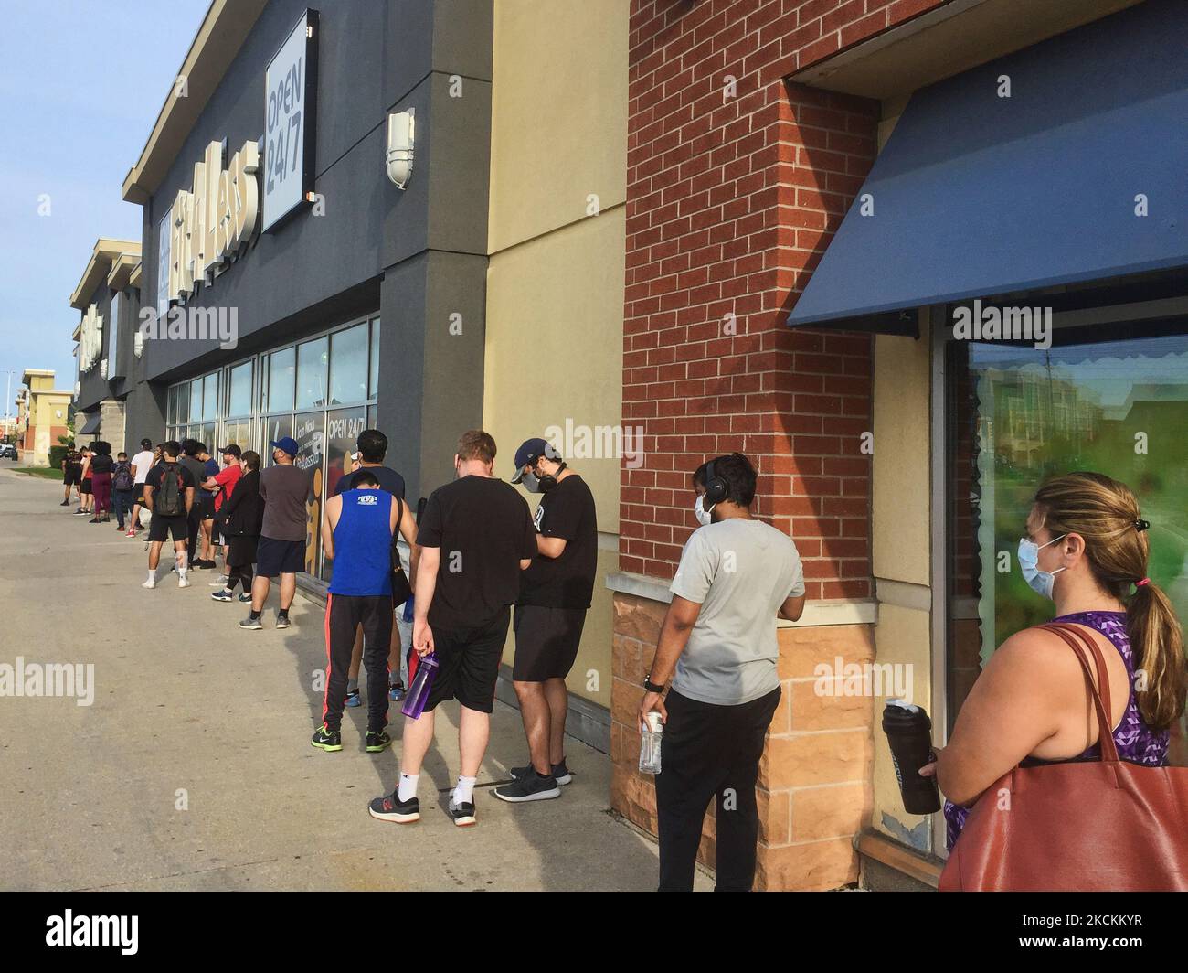 Large line of people waiting to enter a gym during the novel coronavirus (COVID-19) pandemic in Toronto, Ontario, Canada on August 31, 2021. Ontario is set to announce today details of the province's new COVID-19 vaccine certificate (vaccine passport) program, according to government sources. Starting September 22, proof of vaccination will be required at many non-essential businesses in Ontario, including gyms and movie theatres, and will be needed to dine indoors at restaurants across Ontario government sources say. (Photo by Creative Touch Imaging Ltd./NurPhoto) Stock Photo