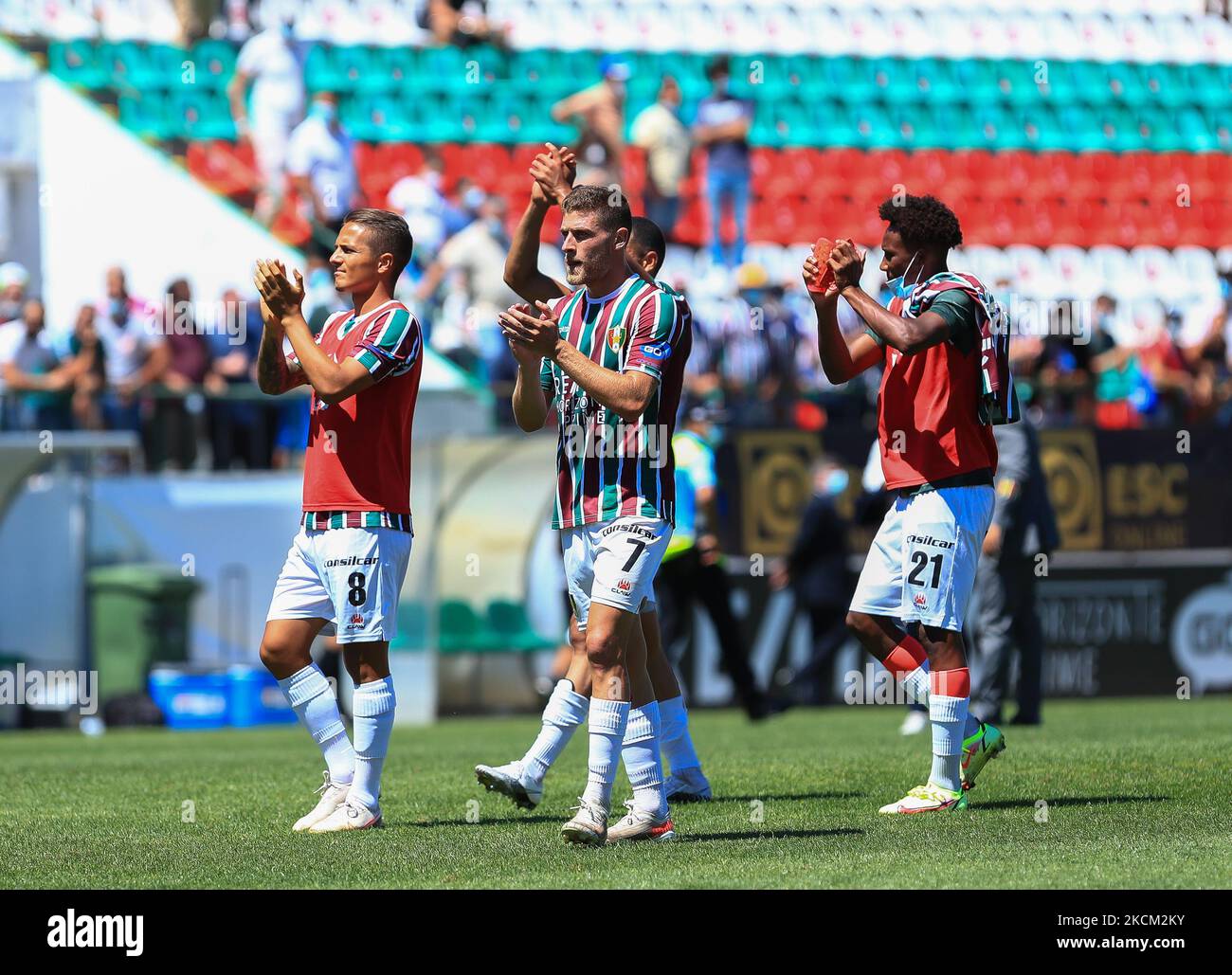 Estrela Amadora SAD players tribute to fans during the Liga Portugal 2 ...