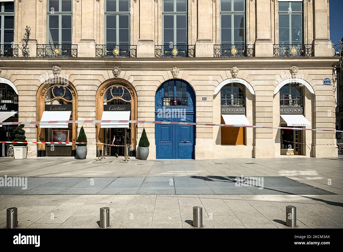 On September 7, 2021, around noon, several armed individuals robbed a jewelry store of the brand 'Bulgari' located in Place Vendôme in the center of Paris before fleeing during which a police officer was knocked down and a robber was shot. The police are on guard at the scene while the judicial police investigate inside the store. (Photo by Samuel Boivin/NurPhoto) Stock Photo