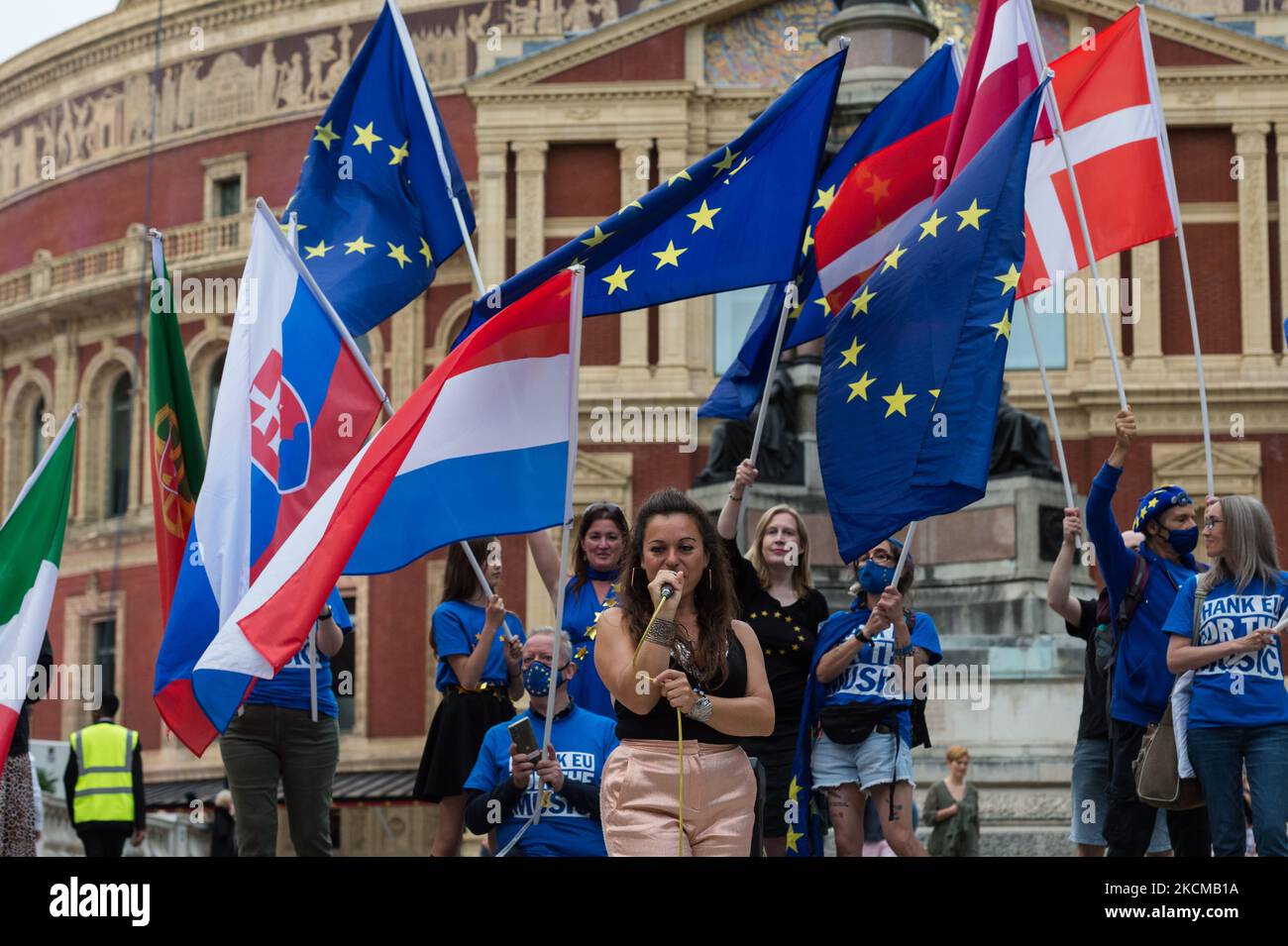 LONDON, UNITED KINGDOM - SEPTEMBER 11, 2021: Singer Ilana Lorraine performs as pro-EU activists wave flags outside Royal Albert Hall ahead of the Last Night of the Proms to highlight lack of post-Brexit agreement for touring arts on September 11, 2021 in London, England. The campaigners call for the government to introduce a transitional support package to cover the additional post-Brexit expenses before securing an EU-wide touring artists visa waiver. (Photo by WIktor Szymanowicz/NurPhoto) Stock Photo