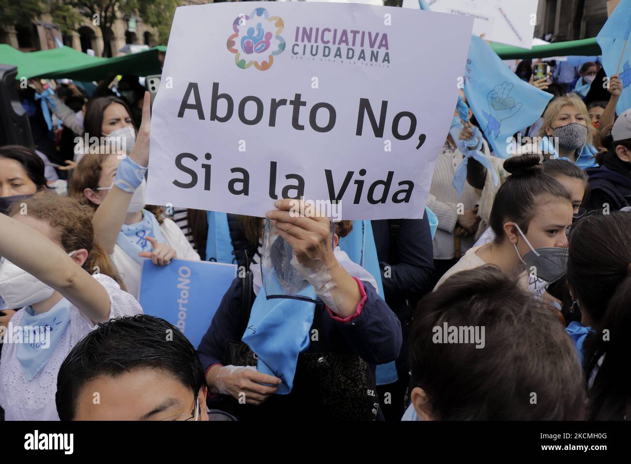 Members of the National Front for the Family and religious groups demonstrate outside the Supreme Court of Justice in Mexico City against the decriminalisation of abortion after ministers, following a historic decision, recently voted unanimously in favour in plenary during the COVID-19 health emergency. (Photo by Gerardo Vieyra/NurPhoto) Stock Photo