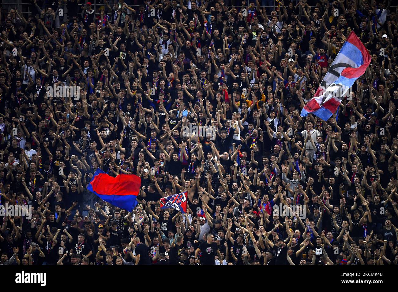 Steaua Bucharest Line Up Against VfB Stuttgart Editorial Stock Image -  Image of bombs, header: 32264489