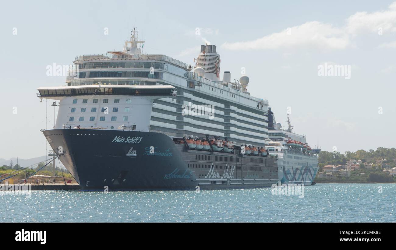 Le navire de croisières Mein Schiff 5 de la compagnie TUI Croisières au port de Chania en Crète. Stock Photo