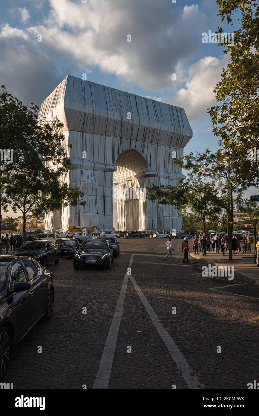 On September 17, 2021, on the eve of the opening to the public of the new work of art by the artists Christo and Jeanne-Claude, L'arc de Triomphe empaquetee, and as the installation work is completed, Parisians and tourists flock to the Place de l'Etoile in Paris to enjoy the unique artistic installation that will be visible for 3 weeks. (Photo by Samuel Boivin/NurPhoto) Stock Photo