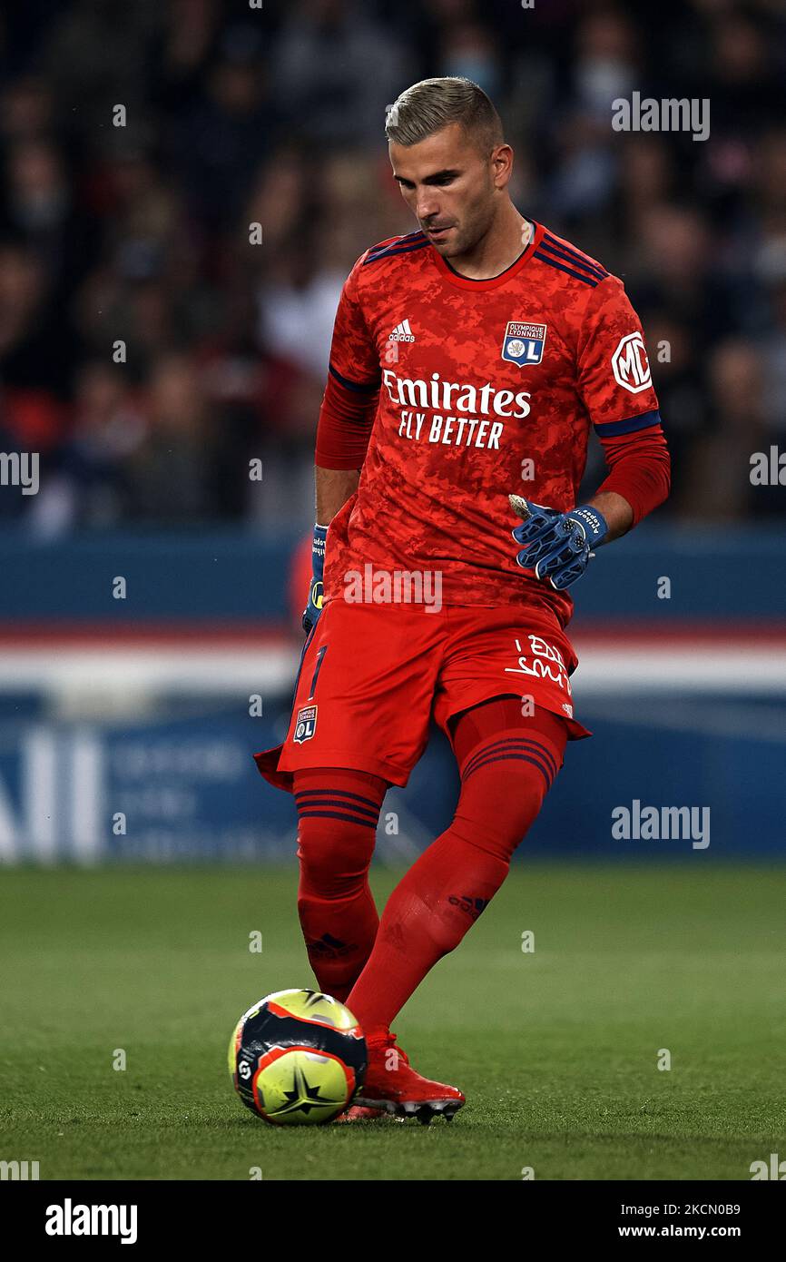 Anthony Lopes of Olympique Lyonnais does passed during the Ligue 1 Uber Eats match between Paris Saint Germain and Lyon at Parc des Princes on September 19, 2021 in Paris, France. (Photo by Jose Breton/Pics Action/NurPhoto) Stock Photo