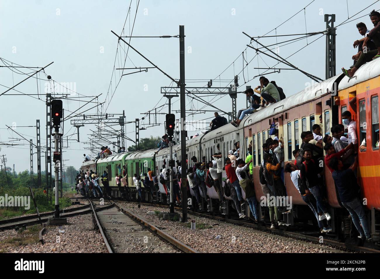 People travel in an overcrowded passenger train as it leaves a railway station amidst the spread of the coronavirus disease (COVID-19), at Ghaziabad in the northern state of Uttar Pradesh, India on September 21, 2021. (Photo by Mayank Makhija/NurPhoto) Stock Photo