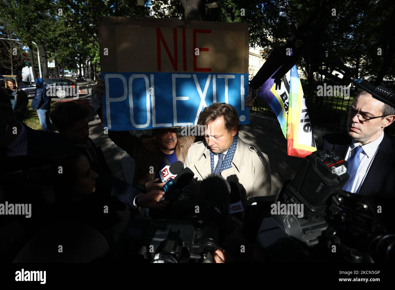 A man holds a sign reading 'No to Polexit' in front of the Constitutional Tribunal in Warsaw, Poland on September 22, 2021. On Wednesday the Tribunal was set to rule if EU law has primacy of the Polish constitution. The matter concerns a ruling of the Court of Justice of the European Union demanding Poland dismantle a disciplinary chamber which is part of the Supreme Court and is judged by the EU as being a political tool. Today’s hearing will be resumed on September 30 further prolonging one of the most contentious issues between Poland and the EU. (Photo by STR/NurPhoto) Stock Photo