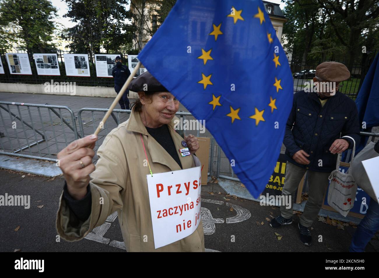 A protester waves an EU flag in front of the Constitutional Tribunal in Warsaw, Poland on September 22, 2021. On Wednesday the Tribunal was set to rule if EU law has primacy of the Polish constitution. The matter concerns a ruling of the Court of Justice of the European Union demanding Poland dismantle a disciplinary chamber which is part of the Supreme Court and is judged by the EU as being a political tool. Today’s hearing will be resumed on September 30 further prolonging one of the most contentious issues between Poland and the EU. (Photo by STR/NurPhoto) Stock Photo