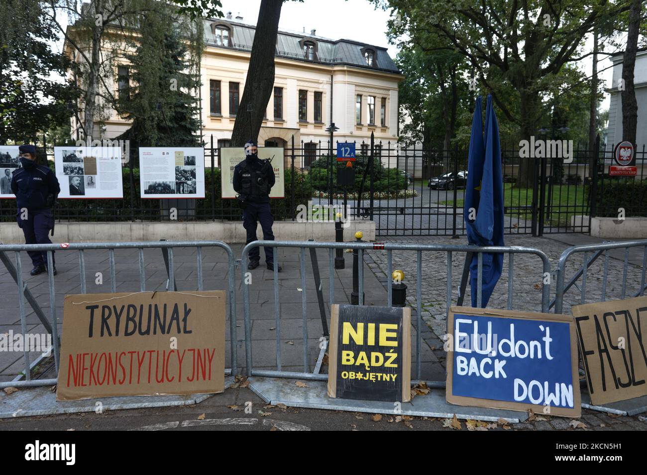 Signs are seen in front of the Constitutional Tribunal in Warsaw, Poland on September 22, 2021. On Wednesday the Tribunal was set to rule if EU law has primacy of the Polish constitution. The matter concerns a ruling of the Court of Justice of the European Union demanding Poland dismantle a disciplinary chamber which is part of the Supreme Court and is judged by the EU as being a political tool. Today’s hearing will be resumed on September 30 further prolonging one of the most contentious issues between Poland and the EU. (Photo by STR/NurPhoto) Stock Photo