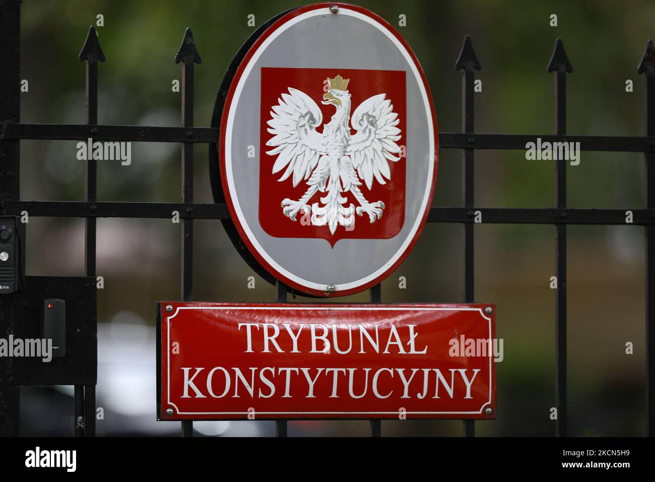 A sign is seen at the entrance of the Constitutional Tribunal in Warsaw, Poland on September 22, 2021. On Wednesday the Tribunal was set to rule if EU law has primacy of the Polish constitution. The matter concerns a ruling of the Court of Justice of the European Union demanding Poland dismantle a disciplinary chamber which is part of the Supreme Court and is judged by the EU as being a political tool. Today’s hearing will be resumed on September 30 further prolonging one of the most contentious issues between Poland and the EU. (Photo by STR/NurPhoto) Stock Photo