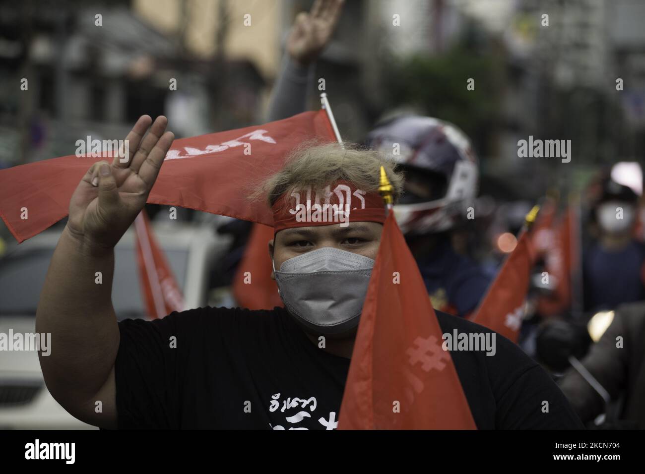 The demonstrators held up a three-finger symbol before leaving with the carmob chasing General Prayut. Chan-o-cha to resign. Anti-government protesters in Bangkok, Thailand, on September 19, 2021, during a demonstration to mark the 15-year anniversary since the 2006 military takeover in Bangkok on September 19, 2021, as they urge the resignation of the current administration over its handling of the Covid-19 coronavirus crisis. (Photo by Atiwat Silpamethanont/NurPhoto) Stock Photo