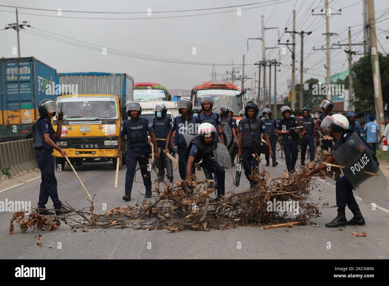 Law enforcers displace trees from Dhaka-Chattogram highway during a protest at Kanchpur in Narayangang, Bangladesh on September 23, 2021. (Photo by Rehman Asad/NurPhoto) Stock Photo
