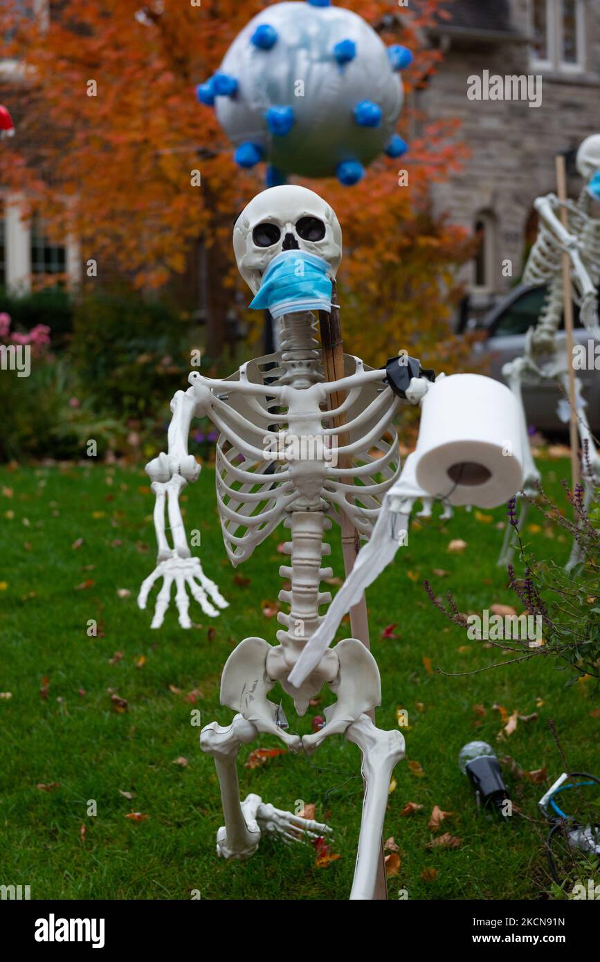 Toronto, ON, Canada – October 25, 2020: skeleton wears a face mask at front side of house as Halloween decoration in Toronto. (Photo by Anatoliy Cherkasov/NurPhoto) Stock Photo