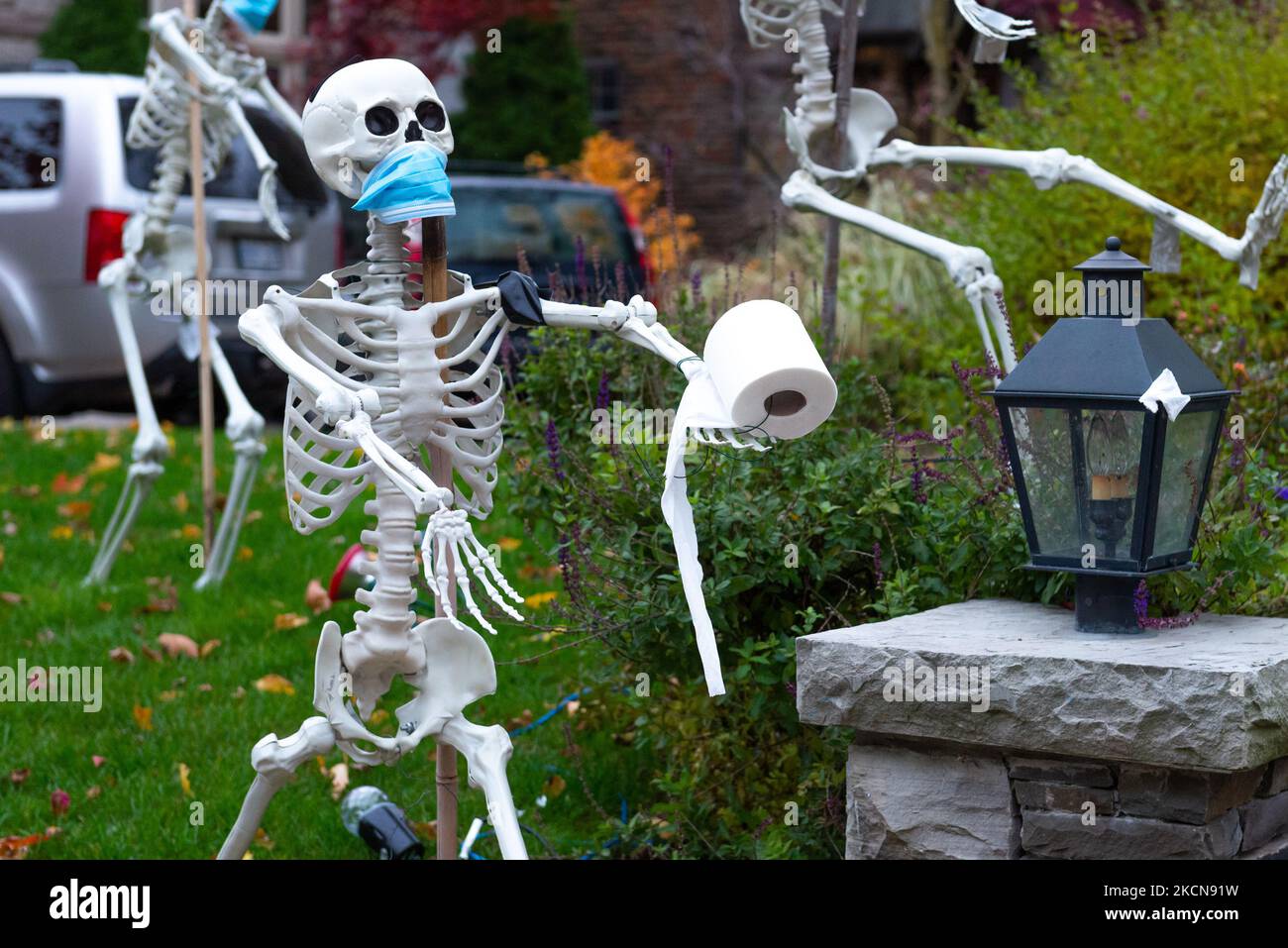 Toronto, ON, Canada – October 25, 2020: skeleton wears a face mask at front side of house as Halloween decoration in Toronto. (Photo by Anatoliy Cherkasov/NurPhoto) Stock Photo