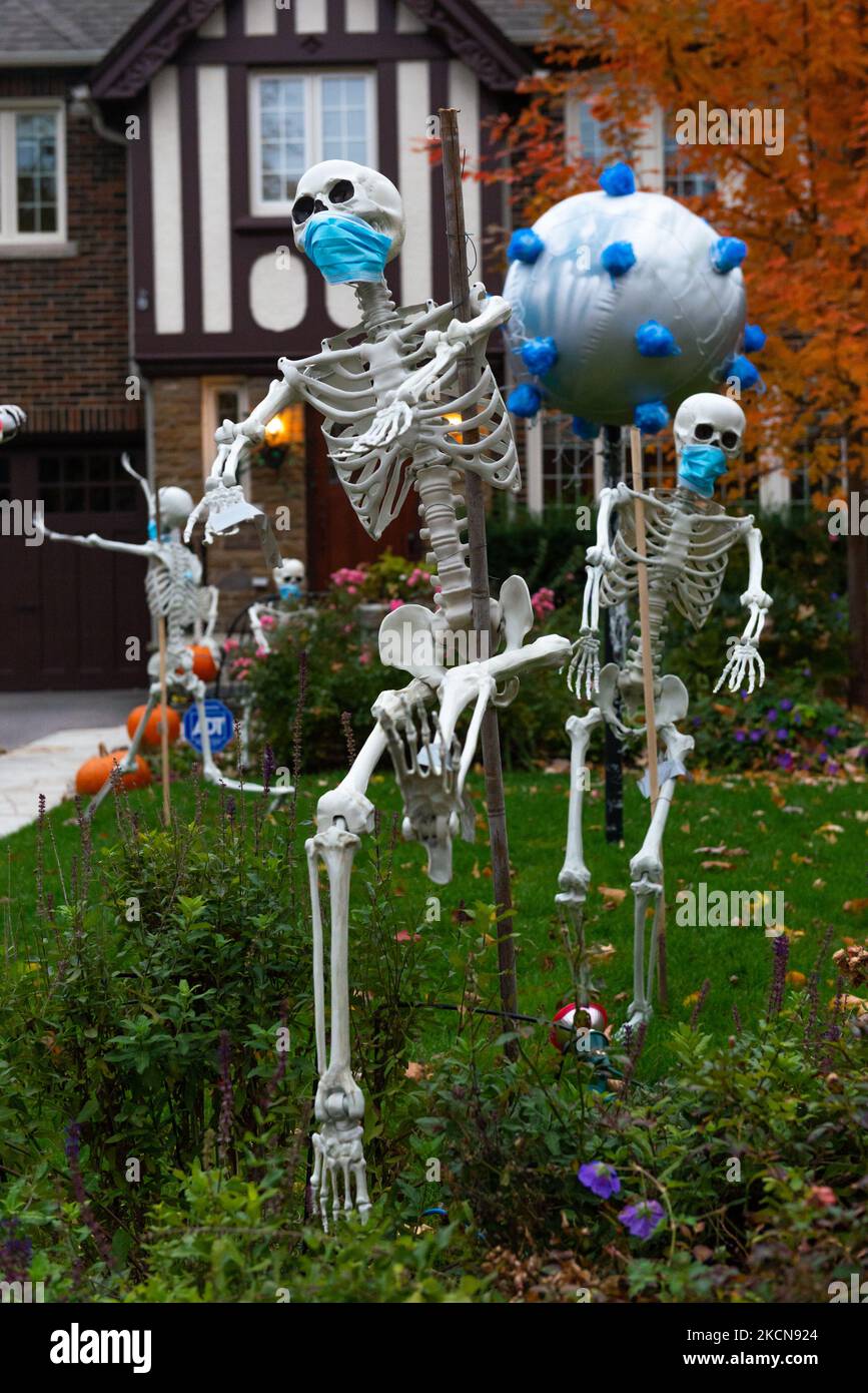 Toronto, ON, Canada – October 25, 2020: skeleton wears a face mask at front side of house as Halloween decoration in Toronto. (Photo by Anatoliy Cherkasov/NurPhoto) Stock Photo